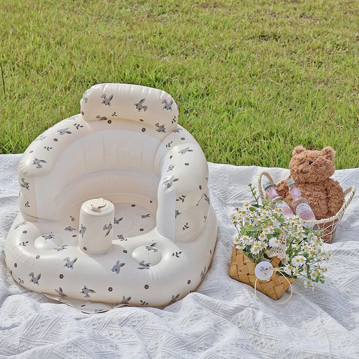 Baby and Fur non-toxic PVC inflatable baby feeding chair, waterproof wipe-clean infant floor seat for mess-free parenting